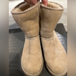 Classic Ugg short style 5825. Woman size 6!